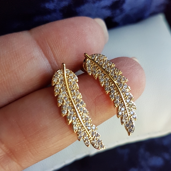 Swarovski Elements 18k Gold Plated Symbolic Feather Earrings NEW - Picture 5 of 7